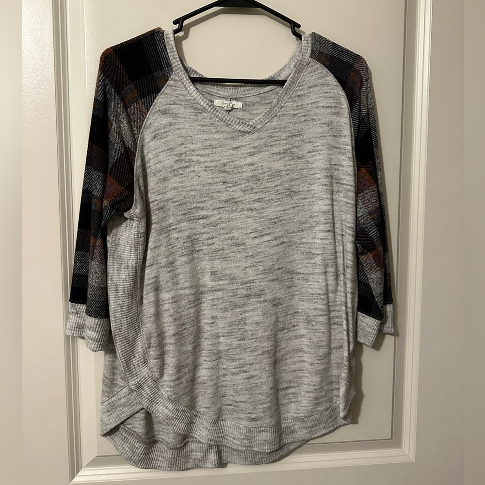 Quarter sleeve sweater